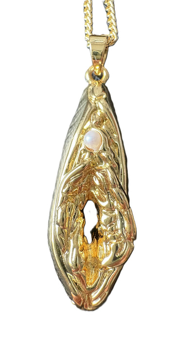 Denise Rosenboom | Pussy pendant with pearl | Pendant Gold