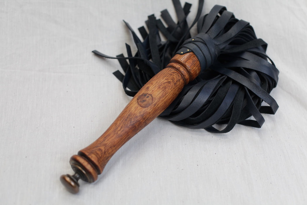 Wild Weirdo | Navy flogger met houten handvat