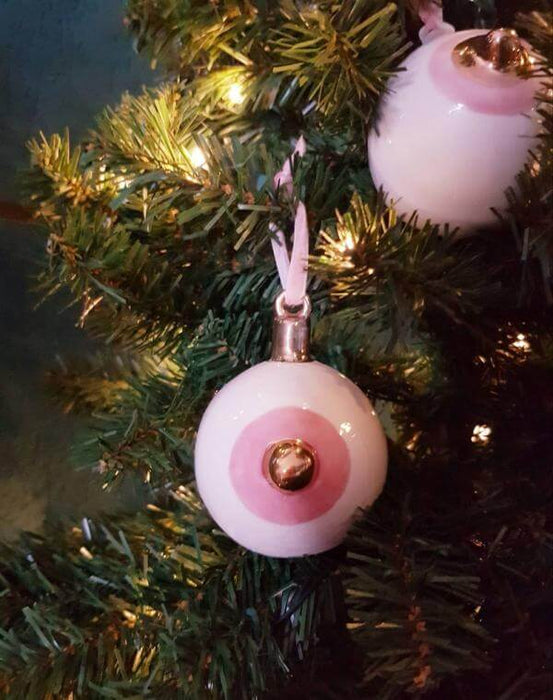 Boobies van porselein door House of Daan voor (niet alleen) in je kerstboom. Eén voor éen handgemaakt en elke bal is een uniek kunstwerkje!
